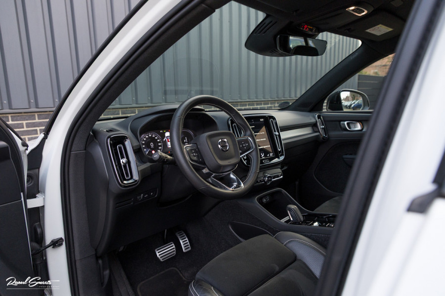 Volvo XC40 1.5 T5 Recharge R-Design | Adaptieve cruise | Zwenkbare trekhaak | Blis | Actieve bochtverlichting |