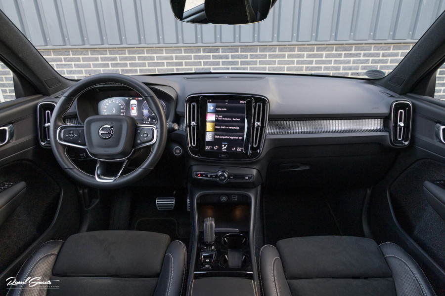 Volvo XC40 1.5 T5 Recharge R-Design | Adaptieve cruise | Zwenkbare trekhaak | Blis | Actieve bochtverlichting |