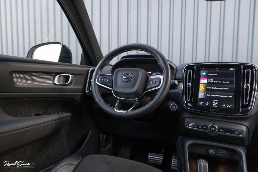 Volvo XC40 1.5 T5 Recharge R-Design | Adaptieve cruise | Zwenkbare trekhaak | Blis | Actieve bochtverlichting |