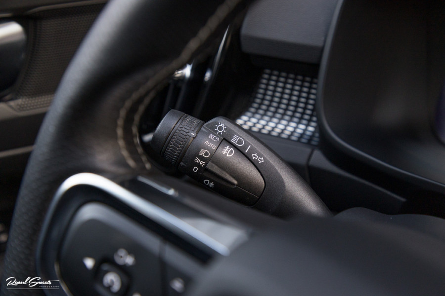 Volvo XC40 1.5 T5 Recharge R-Design | Adaptieve cruise | Zwenkbare trekhaak | Blis | Actieve bochtverlichting |