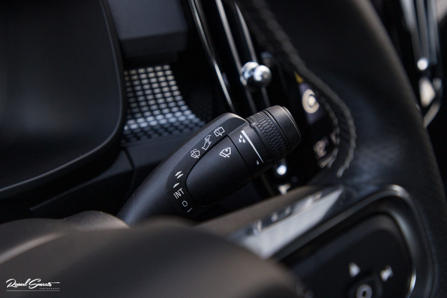 Volvo XC40 1.5 T5 Recharge R-Design | Adaptieve cruise | Zwenkbare trekhaak | Blis | Actieve bochtverlichting |