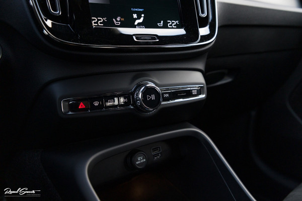 Volvo XC40 1.5 T5 Recharge R-Design | Adaptieve cruise | Zwenkbare trekhaak | Blis | Actieve bochtverlichting |