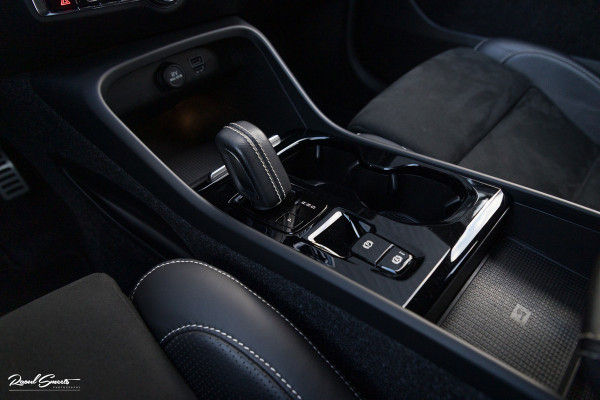 Volvo XC40 1.5 T5 Recharge R-Design | Adaptieve cruise | Zwenkbare trekhaak | Blis | Actieve bochtverlichting |