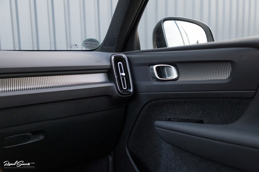 Volvo XC40 1.5 T5 Recharge R-Design | Adaptieve cruise | Zwenkbare trekhaak | Blis | Actieve bochtverlichting |