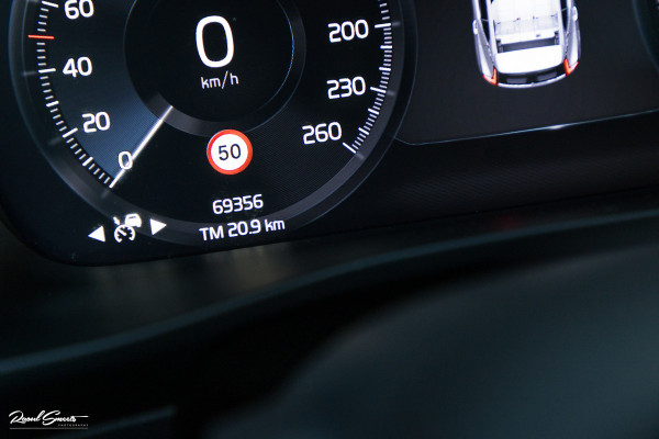 Volvo XC40 1.5 T5 Recharge R-Design | Adaptieve cruise | Zwenkbare trekhaak | Blis | Actieve bochtverlichting |