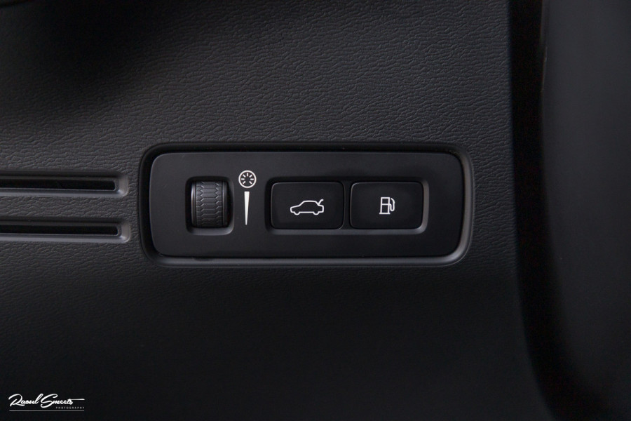 Volvo XC40 1.5 T5 Recharge R-Design | Adaptieve cruise | Zwenkbare trekhaak | Blis | Actieve bochtverlichting |