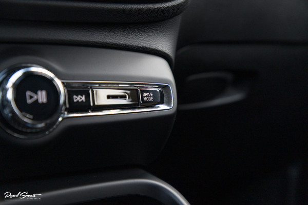 Volvo XC40 1.5 T5 Recharge R-Design | Adaptieve cruise | Zwenkbare trekhaak | Blis | Actieve bochtverlichting |