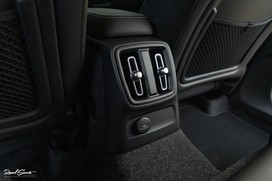 Volvo XC40 1.5 T5 Recharge R-Design | Adaptieve cruise | Zwenkbare trekhaak | Blis | Actieve bochtverlichting |
