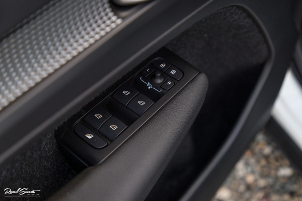 Volvo XC40 1.5 T5 Recharge R-Design | Adaptieve cruise | Zwenkbare trekhaak | Blis | Actieve bochtverlichting |