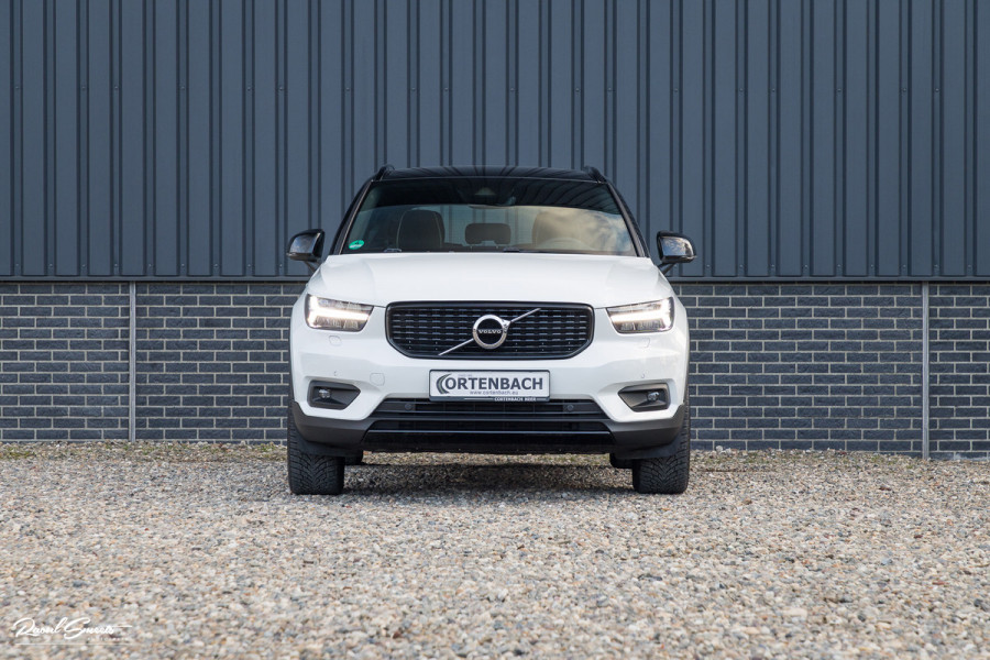 Volvo XC40 1.5 T5 Recharge R-Design | Adaptieve cruise | Zwenkbare trekhaak | Blis | Actieve bochtverlichting |