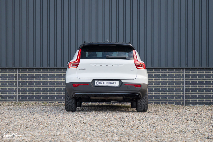 Volvo XC40 1.5 T5 Recharge R-Design | Adaptieve cruise | Zwenkbare trekhaak | Blis | Actieve bochtverlichting |