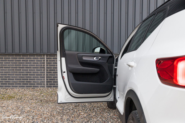 Volvo XC40 1.5 T5 Recharge R-Design | Adaptieve cruise | Zwenkbare trekhaak | Blis | Actieve bochtverlichting |