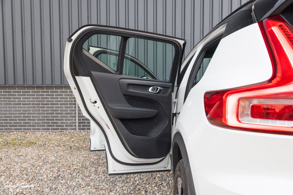Volvo XC40 1.5 T5 Recharge R-Design | Adaptieve cruise | Zwenkbare trekhaak | Blis | Actieve bochtverlichting |