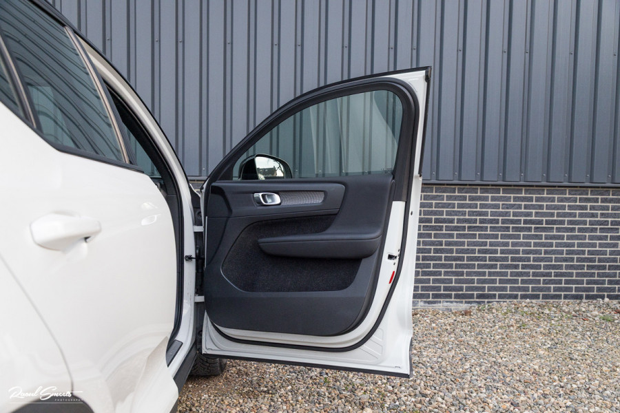 Volvo XC40 1.5 T5 Recharge R-Design | Adaptieve cruise | Zwenkbare trekhaak | Blis | Actieve bochtverlichting |