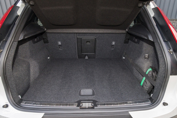 Volvo XC40 1.5 T5 Recharge R-Design | Adaptieve cruise | Zwenkbare trekhaak | Blis | Actieve bochtverlichting |