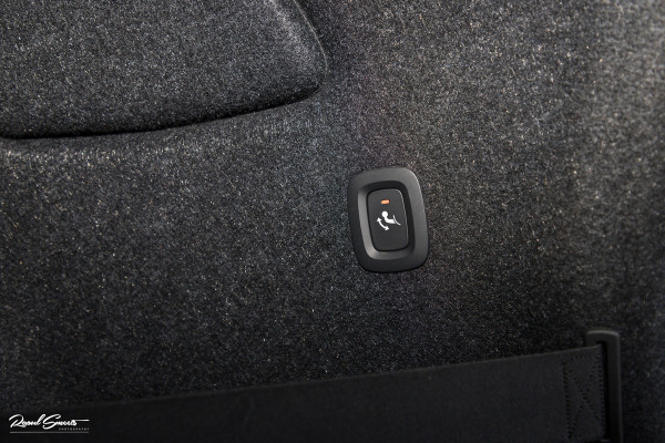 Volvo XC40 1.5 T5 Recharge R-Design | Adaptieve cruise | Zwenkbare trekhaak | Blis | Actieve bochtverlichting |