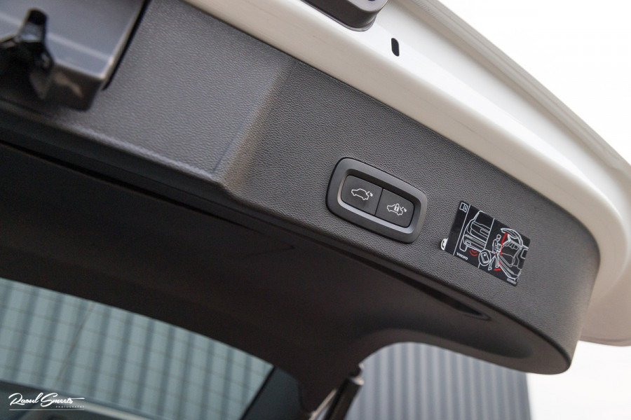 Volvo XC40 1.5 T5 Recharge R-Design | Adaptieve cruise | Zwenkbare trekhaak | Blis | Actieve bochtverlichting |
