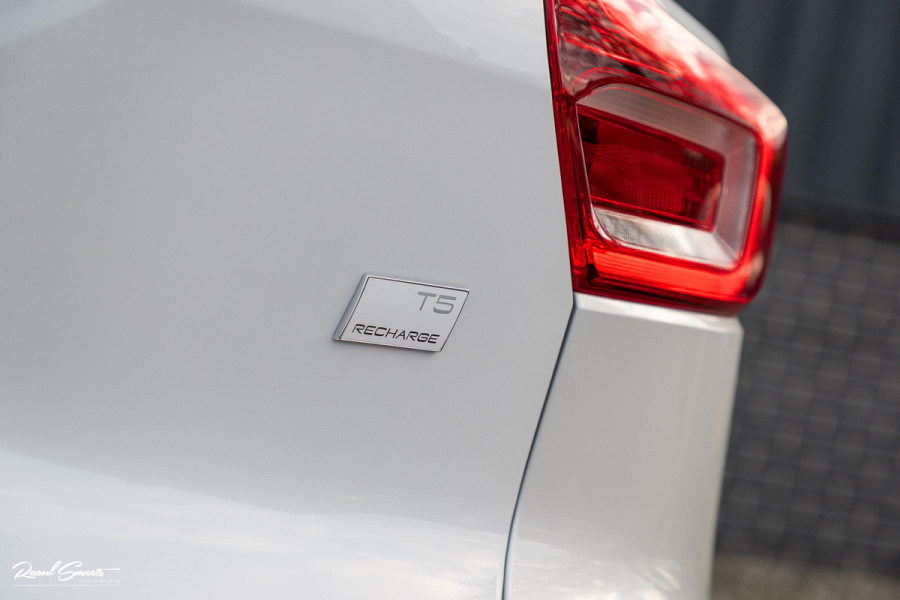 Volvo XC40 1.5 T5 Recharge R-Design | Adaptieve cruise | Zwenkbare trekhaak | Blis | Actieve bochtverlichting |