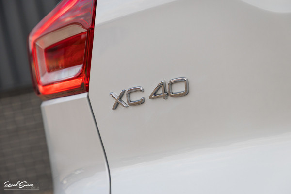 Volvo XC40 1.5 T5 Recharge R-Design | Adaptieve cruise | Zwenkbare trekhaak | Blis | Actieve bochtverlichting |