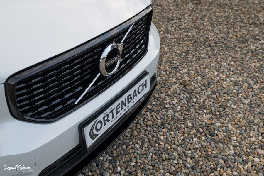 Volvo XC40 1.5 T5 Recharge R-Design | Adaptieve cruise | Zwenkbare trekhaak | Blis | Actieve bochtverlichting |