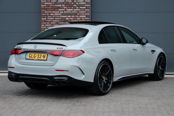Mercedes-Benz E-Klasse AMG 53 4MATIC+ Edition 1 | Hyperscreen | Achterasbesturing | AMG-performance Stoelen | Carbon | Distronic+ | Multicontourstoelen | Stoelventilatie | Zonnerollo's | HUD | 3D-Display |