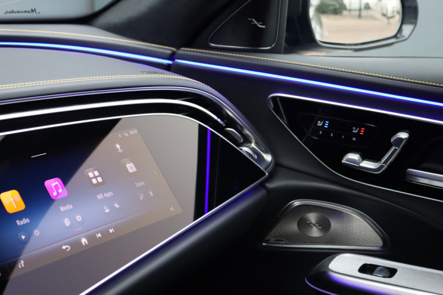 Mercedes-Benz E-Klasse AMG 53 4MATIC+ Edition 1 | Hyperscreen | Achterasbesturing | AMG-performance Stoelen | Carbon | Distronic+ | Multicontourstoelen | Stoelventilatie | Zonnerollo's | HUD | 3D-Display |