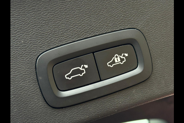 Volvo XC40 Recharge P8 AWD 408 pk R-Design, panoramadak, vele opties, afn. trekhaak, 1 e eigenaar, NL auto met nap