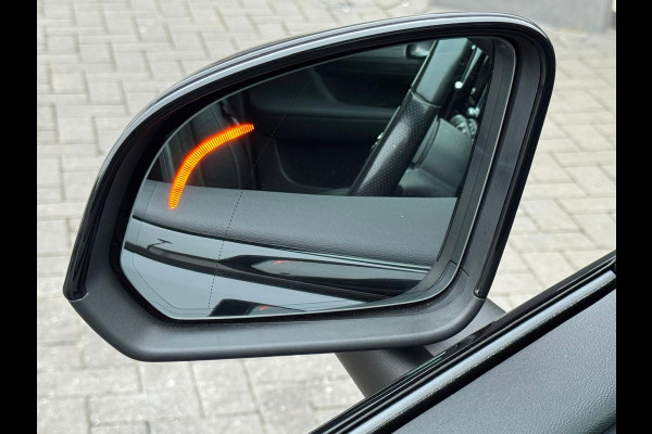 Volvo XC40 Recharge P8 AWD 408 pk R-Design, panoramadak, vele opties, afn. trekhaak, 1 e eigenaar, NL auto met nap