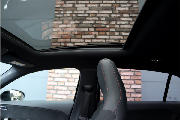 Mercedes-Benz A-Klasse 180 AMG Line Aut7 | Facelift | Panoramadak | Verwarmd Stuurwiel | Trekhaak | Camera | Keyless Go | Widescreen | Sfeerverlichting | Stoelverwarming | High Perf. LED |