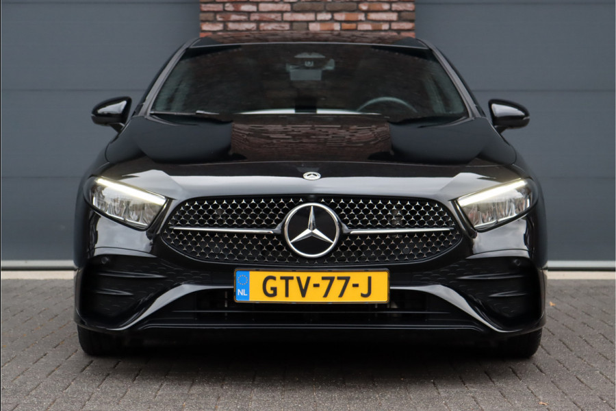 Mercedes-Benz A-Klasse 180 AMG Line Aut7 | Facelift | Panoramadak | Verwarmd Stuurwiel | Trekhaak | Camera | Keyless Go | Widescreen | Sfeerverlichting | Stoelverwarming | High Perf. LED |