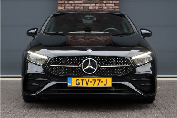 Mercedes-Benz A-Klasse 180 AMG Line Aut7 | Facelift | Panoramadak | Verwarmd Stuurwiel | Trekhaak | Camera | Keyless Go | Widescreen | Sfeerverlichting | Stoelverwarming | High Perf. LED |