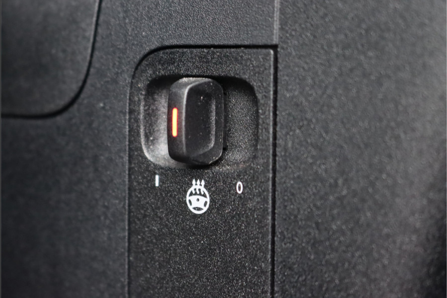 Mercedes-Benz A-Klasse 180 AMG Line Aut7 | Facelift | Panoramadak | Verwarmd Stuurwiel | Trekhaak | Camera | Keyless Go | Widescreen | Sfeerverlichting | Stoelverwarming | High Perf. LED |