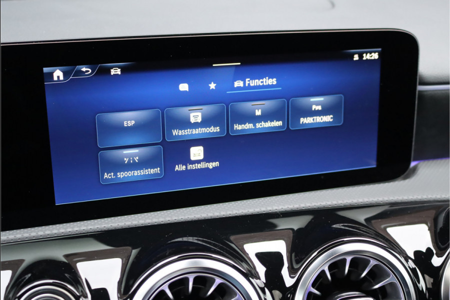 Mercedes-Benz A-Klasse 180 AMG Line Aut7 | Facelift | Panoramadak | Verwarmd Stuurwiel | Trekhaak | Camera | Keyless Go | Widescreen | Sfeerverlichting | Stoelverwarming | High Perf. LED |