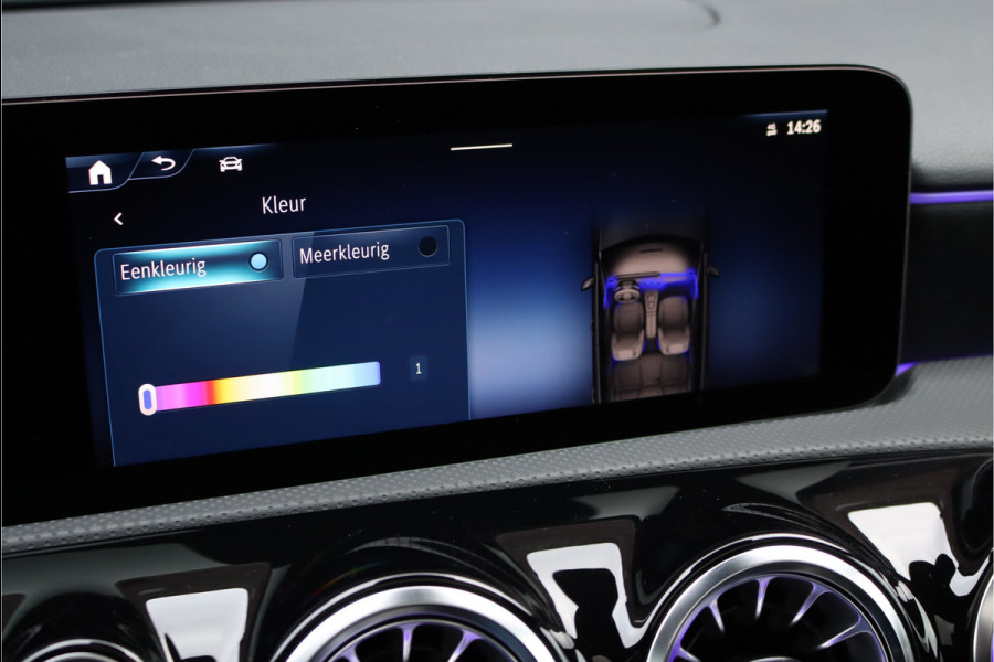 Mercedes-Benz A-Klasse 180 AMG Line Aut7 | Facelift | Panoramadak | Verwarmd Stuurwiel | Trekhaak | Camera | Keyless Go | Widescreen | Sfeerverlichting | Stoelverwarming | High Perf. LED |