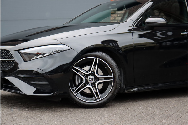 Mercedes-Benz A-Klasse 180 AMG Line Aut7 | Facelift | Panoramadak | Verwarmd Stuurwiel | Trekhaak | Camera | Keyless Go | Widescreen | Sfeerverlichting | Stoelverwarming | High Perf. LED |