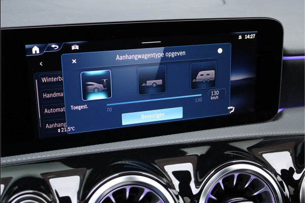 Mercedes-Benz A-Klasse 180 AMG Line Aut7 | Facelift | Panoramadak | Verwarmd Stuurwiel | Trekhaak | Camera | Keyless Go | Widescreen | Sfeerverlichting | Stoelverwarming | High Perf. LED |