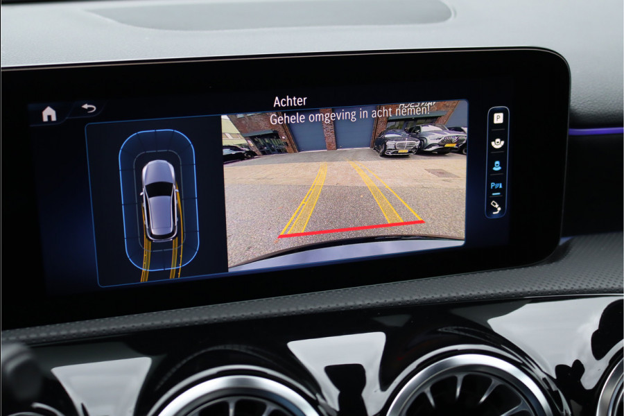 Mercedes-Benz A-Klasse 180 AMG Line Aut7 | Facelift | Panoramadak | Verwarmd Stuurwiel | Trekhaak | Camera | Keyless Go | Widescreen | Sfeerverlichting | Stoelverwarming | High Perf. LED |