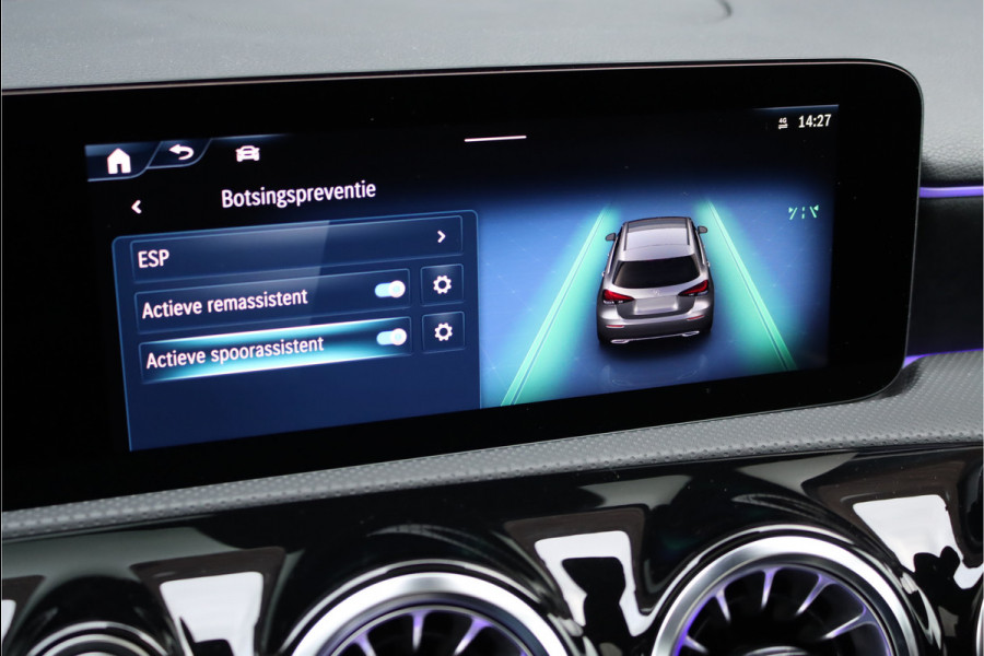 Mercedes-Benz A-Klasse 180 AMG Line Aut7 | Facelift | Panoramadak | Verwarmd Stuurwiel | Trekhaak | Camera | Keyless Go | Widescreen | Sfeerverlichting | Stoelverwarming | High Perf. LED |