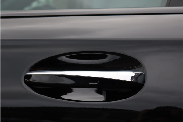 Mercedes-Benz A-Klasse 180 AMG Line Aut7 | Facelift | Panoramadak | Verwarmd Stuurwiel | Trekhaak | Camera | Keyless Go | Widescreen | Sfeerverlichting | Stoelverwarming | High Perf. LED |