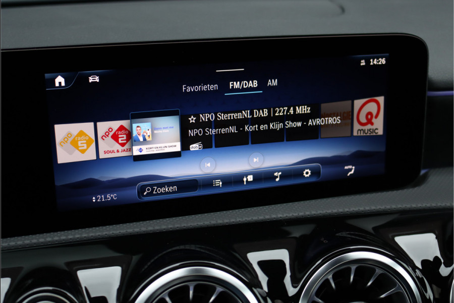 Mercedes-Benz A-Klasse 180 AMG Line Aut7 | Facelift | Panoramadak | Verwarmd Stuurwiel | Trekhaak | Camera | Keyless Go | Widescreen | Sfeerverlichting | Stoelverwarming | High Perf. LED |