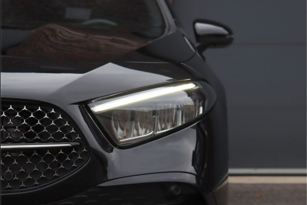 Mercedes-Benz A-Klasse 180 AMG Line Aut7 | Facelift | Panoramadak | Verwarmd Stuurwiel | Trekhaak | Camera | Keyless Go | Widescreen | Sfeerverlichting | Stoelverwarming | High Perf. LED |