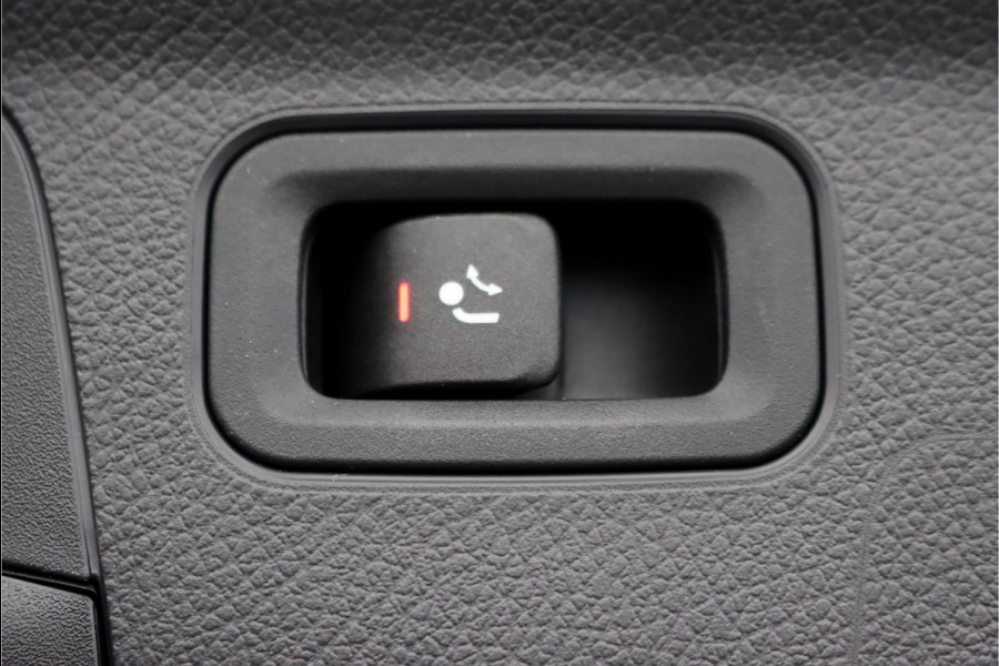 Mercedes-Benz A-Klasse 180 AMG Line Aut7 | Facelift | Panoramadak | Verwarmd Stuurwiel | Trekhaak | Camera | Keyless Go | Widescreen | Sfeerverlichting | Stoelverwarming | High Perf. LED |