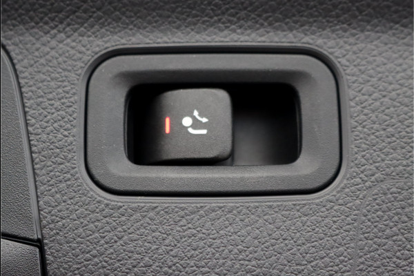 Mercedes-Benz A-Klasse 180 AMG Line Aut7 | Facelift | Panoramadak | Verwarmd Stuurwiel | Trekhaak | Camera | Keyless Go | Widescreen | Sfeerverlichting | Stoelverwarming | High Perf. LED |