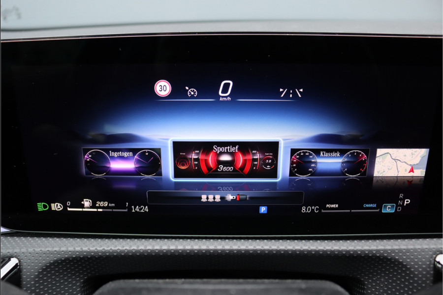 Mercedes-Benz A-Klasse 180 AMG Line Aut7 | Facelift | Panoramadak | Verwarmd Stuurwiel | Trekhaak | Camera | Keyless Go | Widescreen | Sfeerverlichting | Stoelverwarming | High Perf. LED |