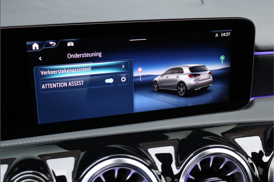 Mercedes-Benz A-Klasse 180 AMG Line Aut7 | Facelift | Panoramadak | Verwarmd Stuurwiel | Trekhaak | Camera | Keyless Go | Widescreen | Sfeerverlichting | Stoelverwarming | High Perf. LED |