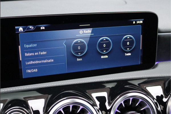 Mercedes-Benz A-Klasse 180 AMG Line Aut7 | Facelift | Panoramadak | Verwarmd Stuurwiel | Trekhaak | Camera | Keyless Go | Widescreen | Sfeerverlichting | Stoelverwarming | High Perf. LED |