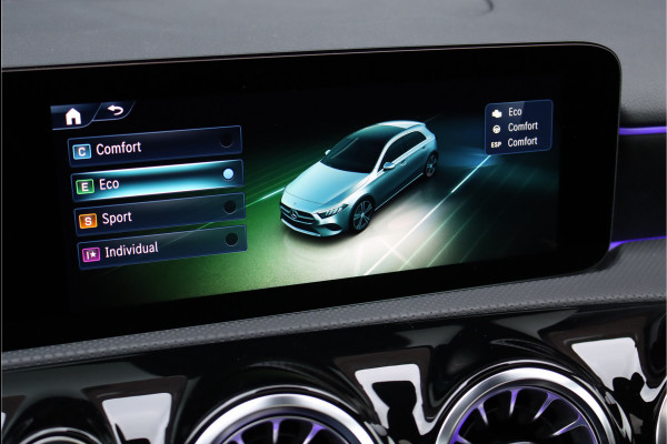 Mercedes-Benz A-Klasse 180 AMG Line Aut7 | Facelift | Panoramadak | Verwarmd Stuurwiel | Trekhaak | Camera | Keyless Go | Widescreen | Sfeerverlichting | Stoelverwarming | High Perf. LED |