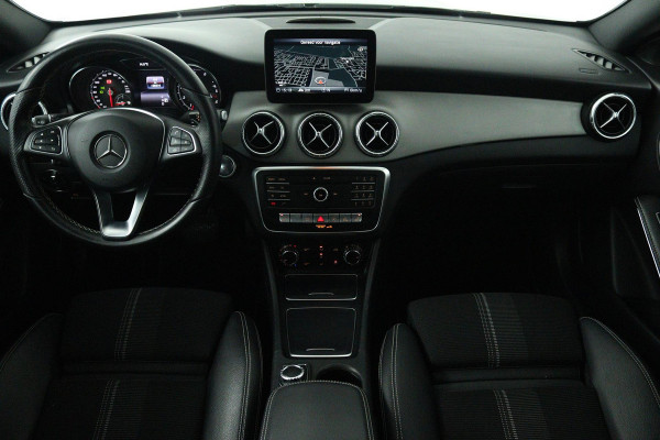 Mercedes-Benz CLA-Klasse Shooting Brake 180 Business Solution (TREKHAAK, STOELVERWARMING, ACHTERUITRIJCAMERA, PARKEERSENSOREN)