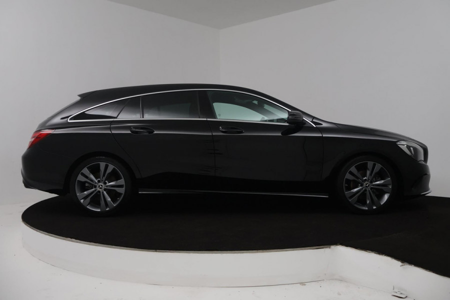 Mercedes-Benz CLA-Klasse Shooting Brake 180 Business Solution (TREKHAAK, STOELVERWARMING, ACHTERUITRIJCAMERA, PARKEERSENSOREN)