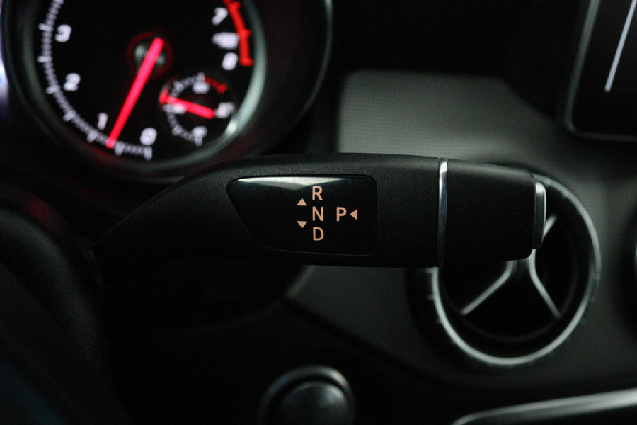 Mercedes-Benz CLA-Klasse Shooting Brake 180 Business Solution (TREKHAAK, STOELVERWARMING, ACHTERUITRIJCAMERA, PARKEERSENSOREN)